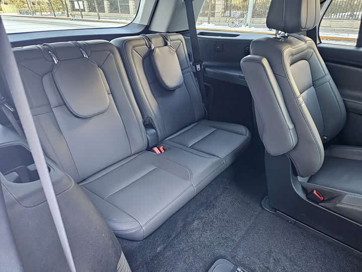 Фото 13 - Lincoln Aviator