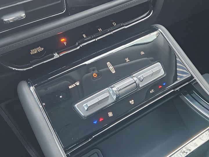 Фото 15 - Lincoln Aviator