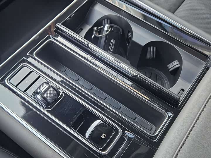 Фото 16 - Lincoln Aviator