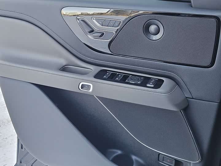 Фото 21 - Lincoln Aviator