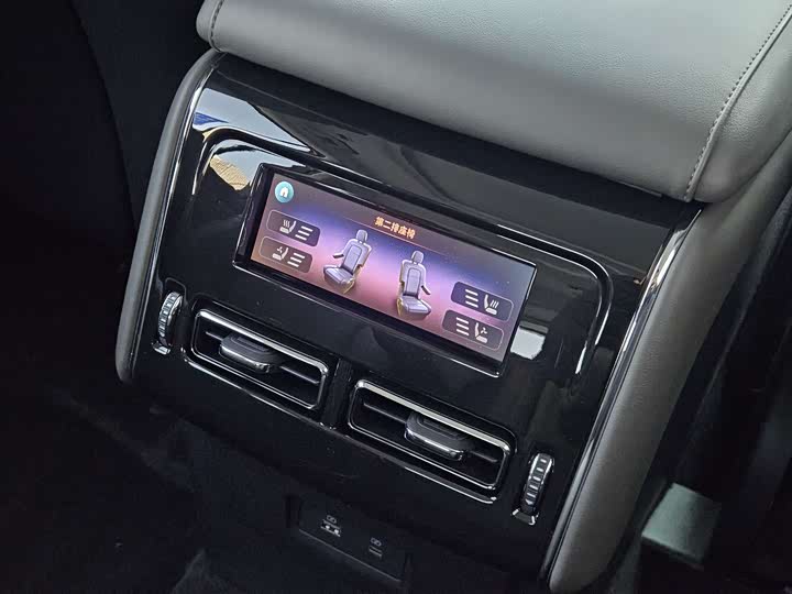 Фото 23 - Lincoln Aviator