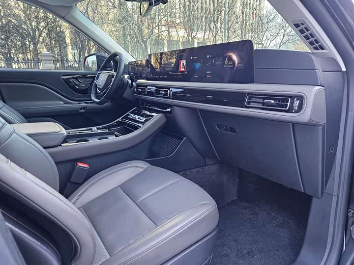 Фото 9 - Lincoln Aviator