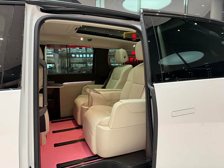 Фото 10 - LiXiang Mega