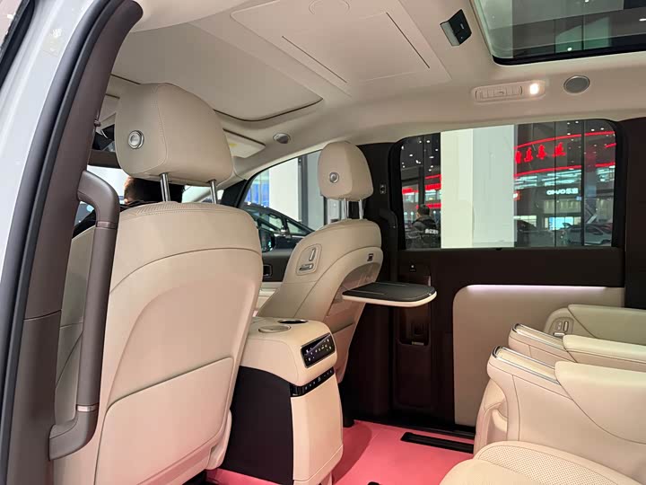 Фото 11 - LiXiang Mega