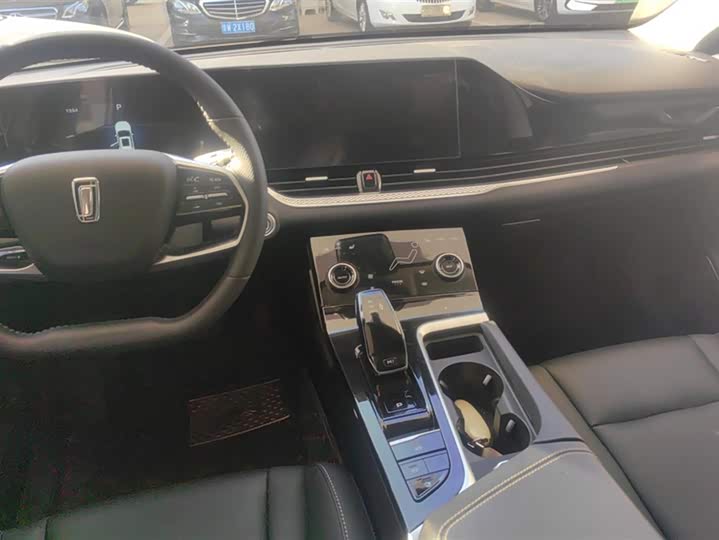 Фото 13 - Bestune B70