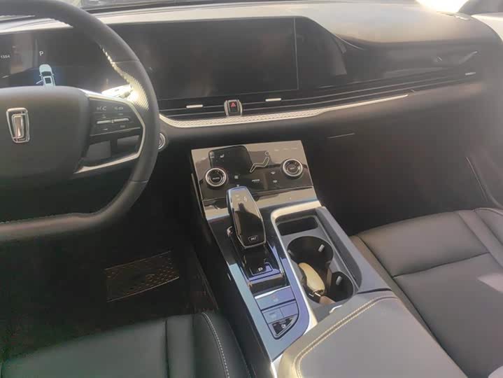 Фото 16 - Bestune B70