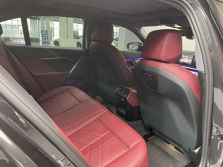 Фото 18 - BMW 5 Series