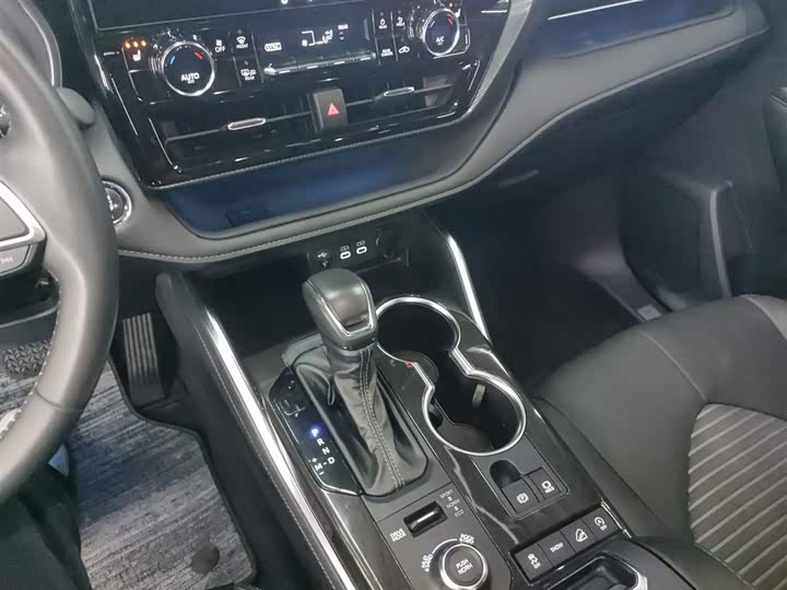 Фото 14 - Toyota Crown Kluger