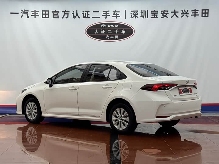 Фото 2 - Toyota Corolla