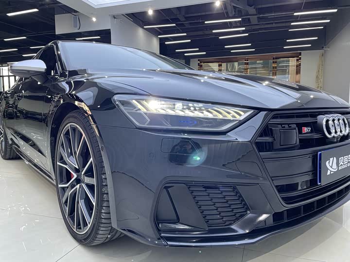 Фото 17 - Audi S7