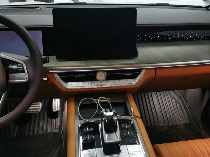 Фото 13 - Tank 500 Hybrid