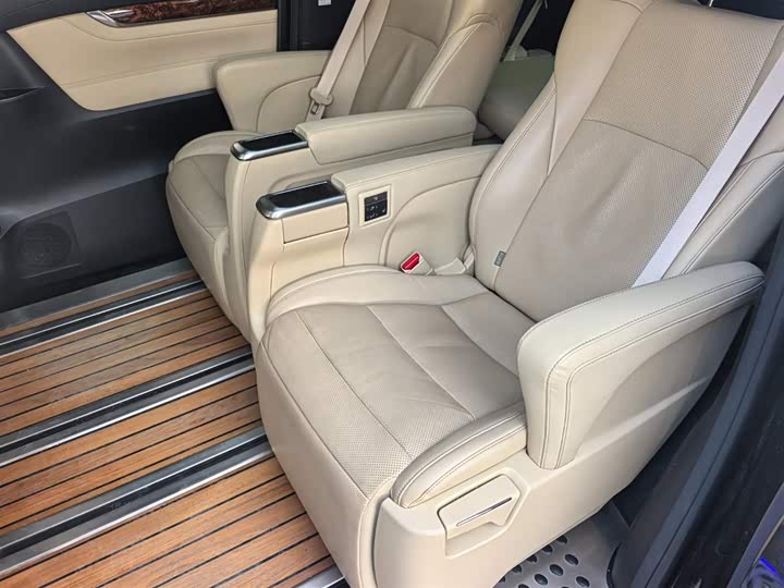 Фото 9 - Toyota Alphard