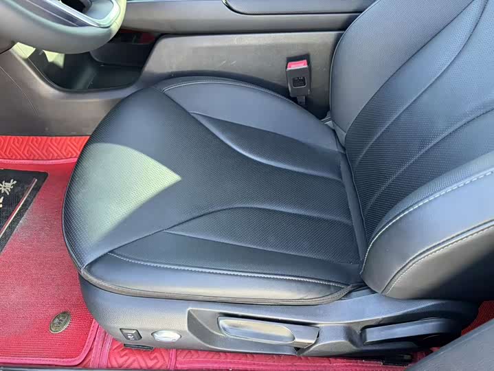 Фото 11 - Hongqi E-QM5