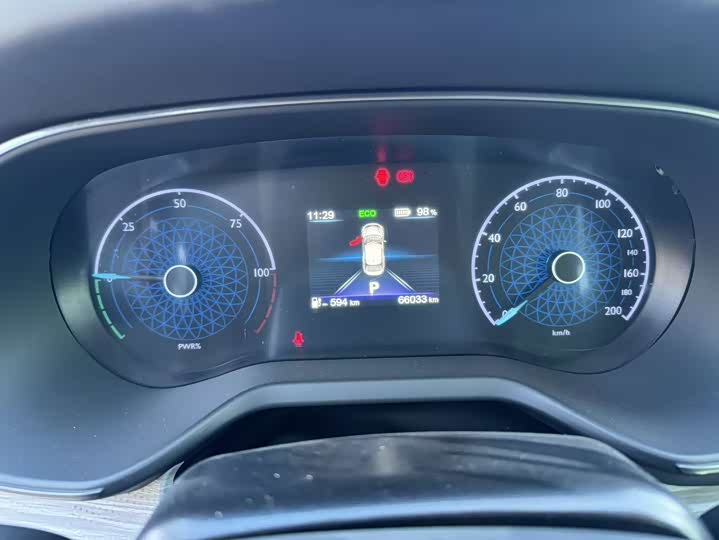 Фото 12 - Hongqi E-QM5