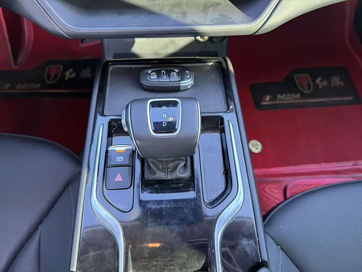 Фото 13 - Hongqi E-QM5