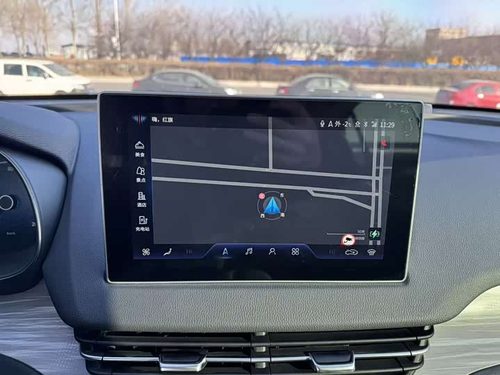 Фото 14 - Hongqi E-QM5