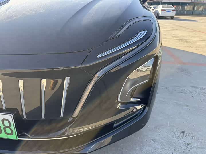 Фото 18 - Hongqi E-QM5