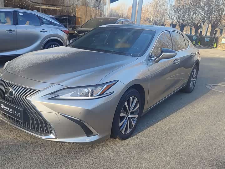 Фото 1 - Lexus ES