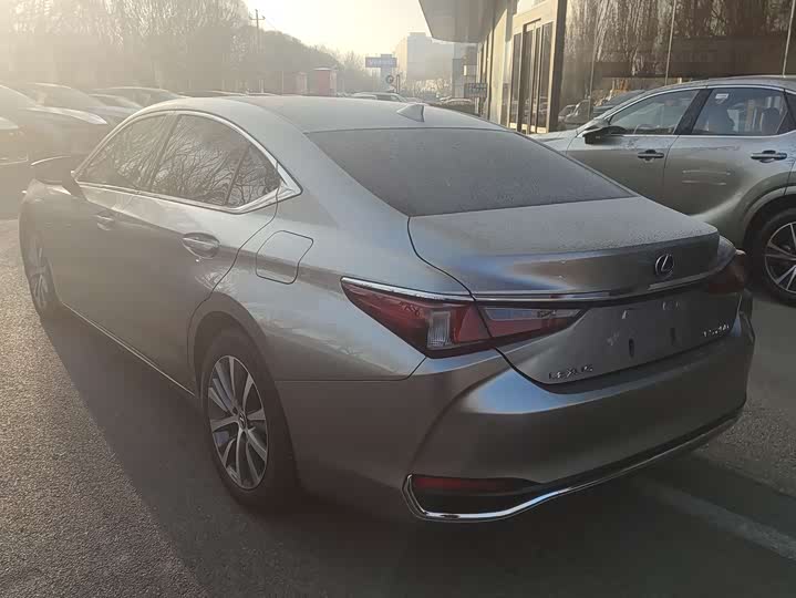 Фото 10 - Lexus ES