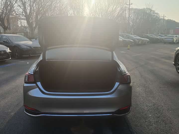 Фото 13 - Lexus ES