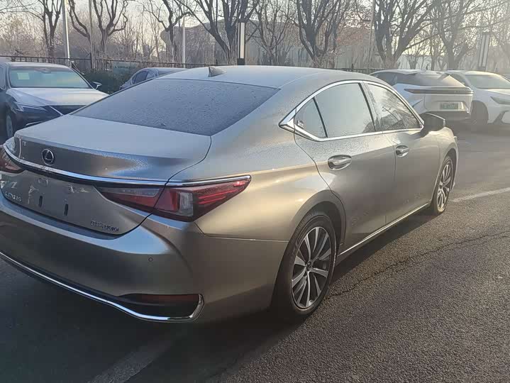 Фото 14 - Lexus ES