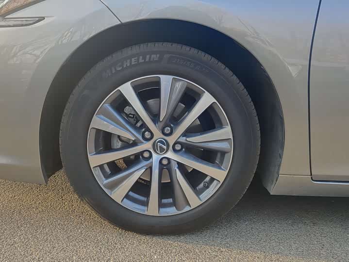 Фото 16 - Lexus ES