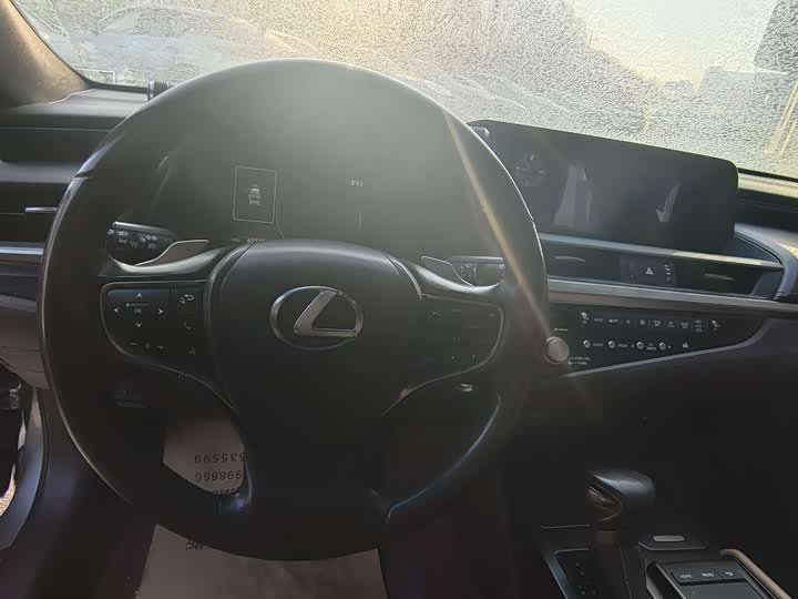 Фото 17 - Lexus ES