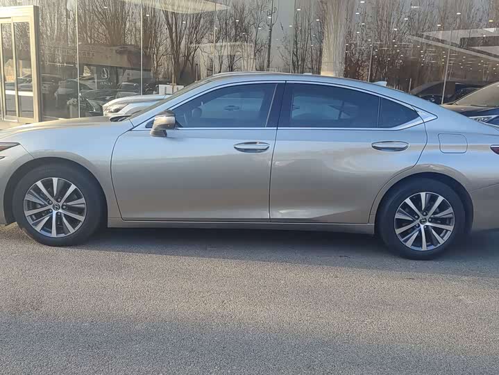 Фото 4 - Lexus ES