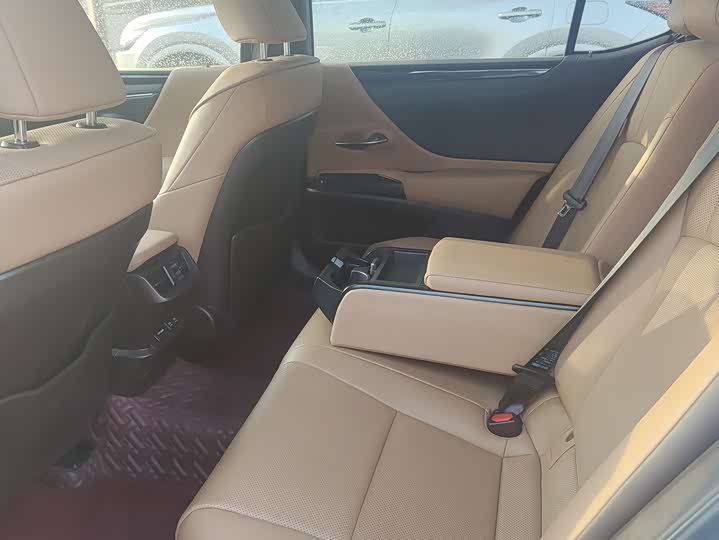 Фото 8 - Lexus ES