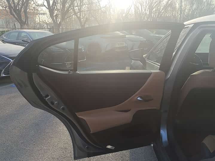 Фото 9 - Lexus ES