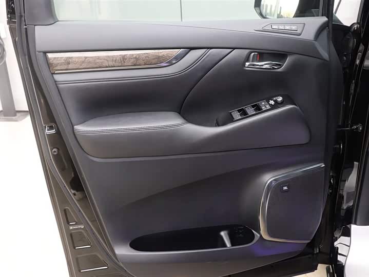 Фото 9 - Toyota Alphard