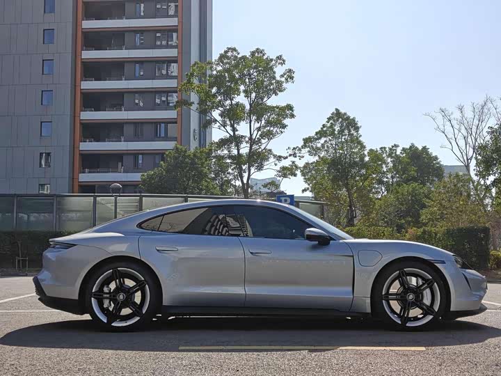 Фото 19 - Porsche Taycan