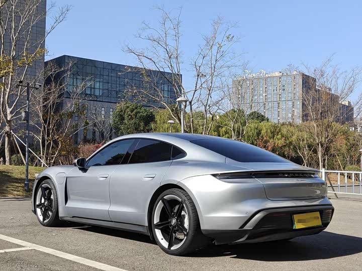 Фото 22 - Porsche Taycan