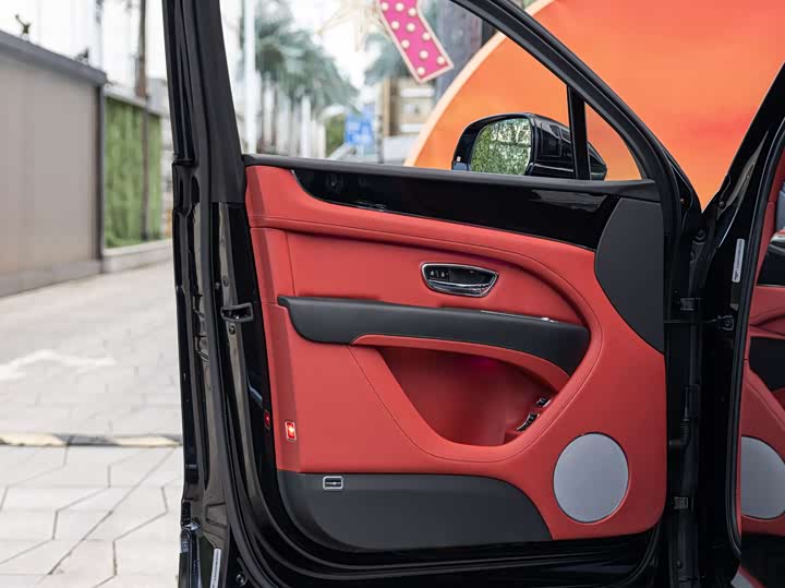 Фото 16 - Bentley Bentayga Hybrid