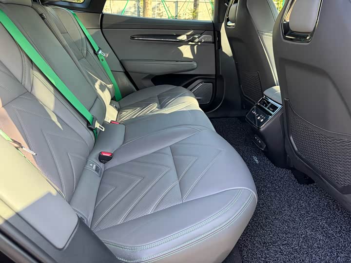 Фото 14 - Zeekr 001