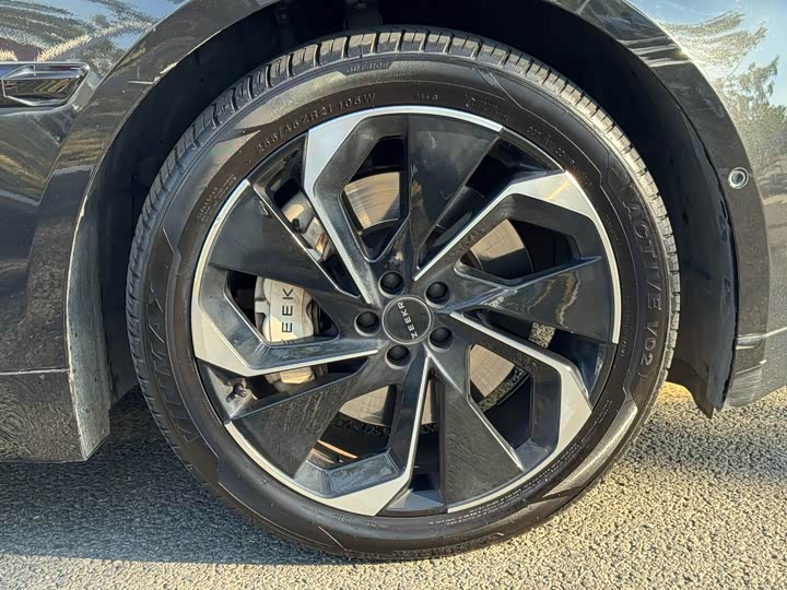 Фото 17 - Zeekr 001