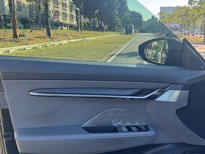 Фото 7 - Zeekr 001