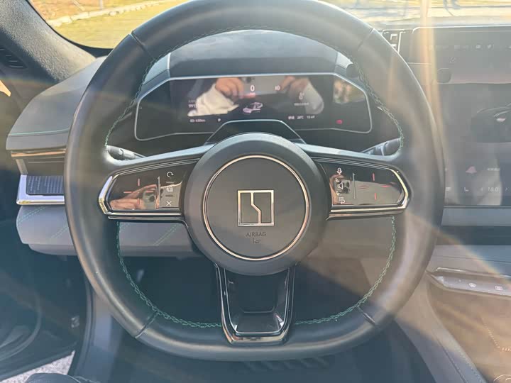 Фото 8 - Zeekr 001