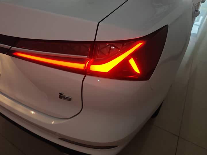 Фото 8 - Roewe i5