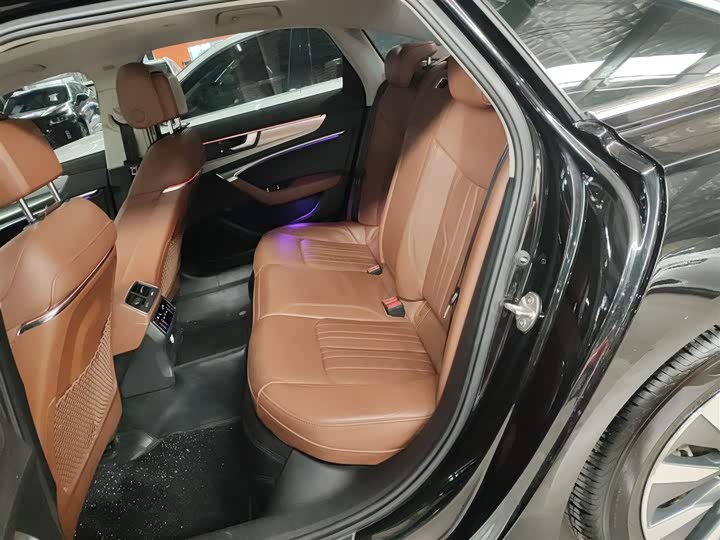 Фото 17 - Audi A6L