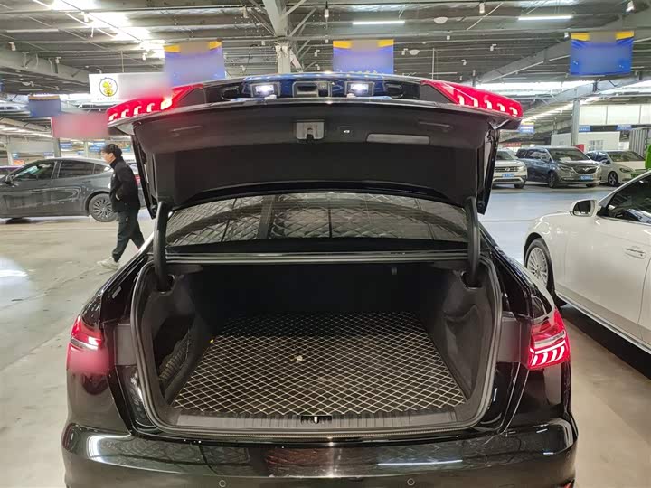 Фото 19 - Audi A6L