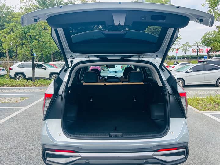 Фото 10 - Geely Atlas L