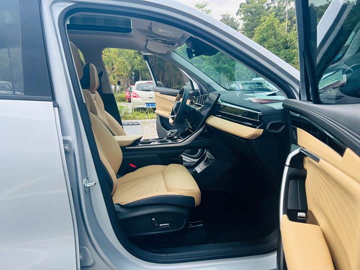 Фото 13 - Geely Atlas L