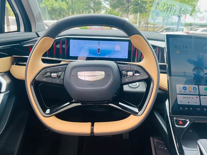 Фото 19 - Geely Atlas L