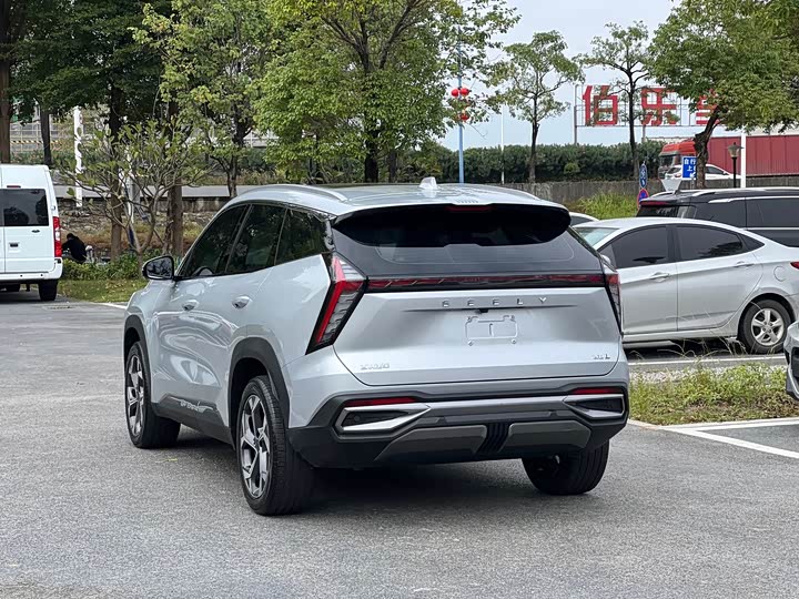 Фото 4 - Geely Atlas L