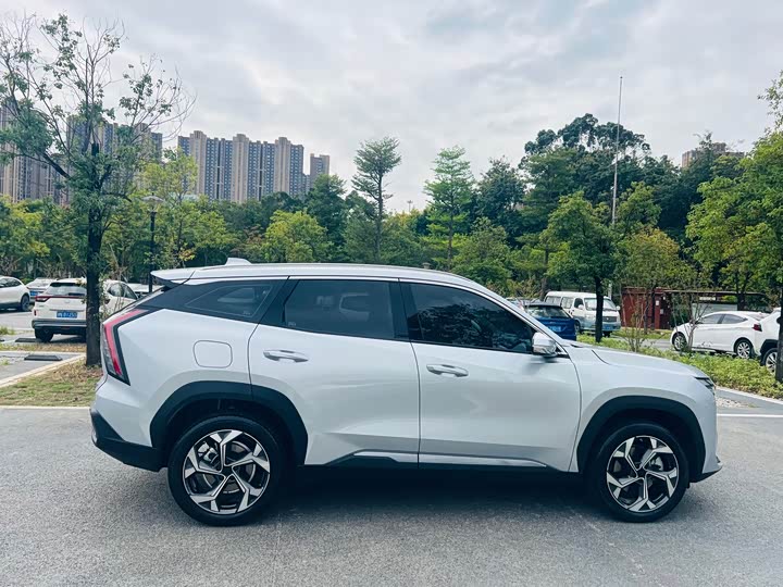 Фото 8 - Geely Atlas L