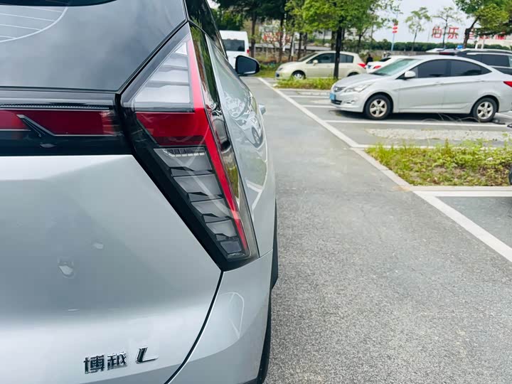 Фото 9 - Geely Atlas L