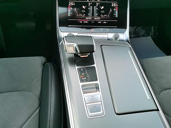 Фото 14 - Audi A6L