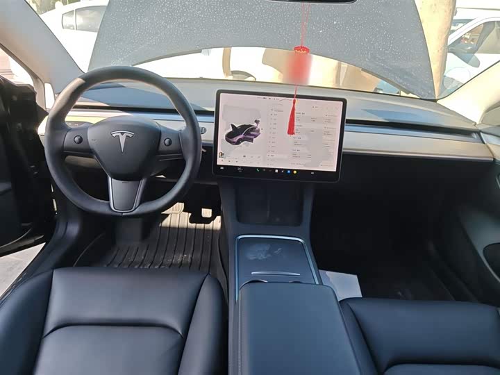 Фото 10 - Tesla Model 3