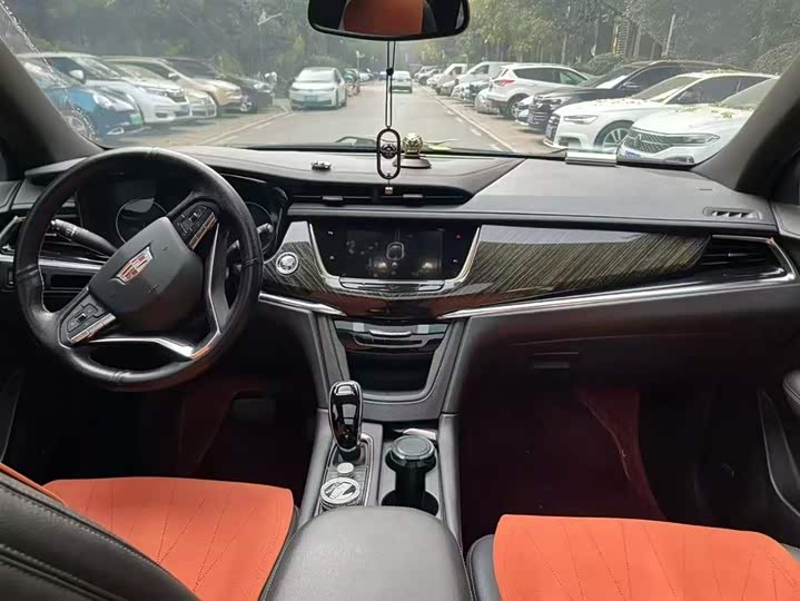 Фото 4 - Cadillac XT6